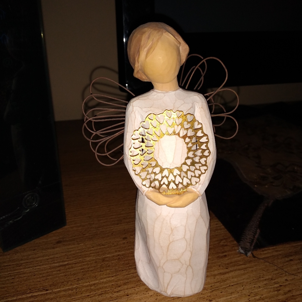 Willow Tree Angel holding a gold wreath - Picture 1 of 1